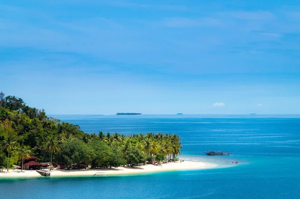 Beautiful View Beach Palm Trees Blue Sky — Φωτογραφία Αρχείου