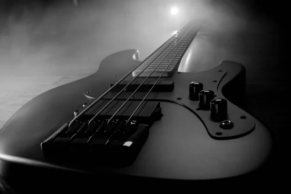 Grayscale Low Angle Closeup Bass Guitar — Fotografia de Stock