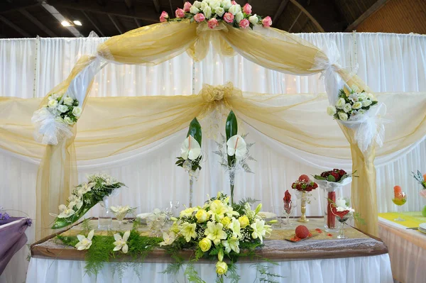 Close Shot Elegant Table Setting Glasses Yellow Flower Arrangements — Stock Photo, Image