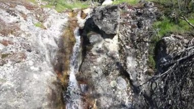 Bulgaristan 'ın Dobarsko köyündeki Rila dağının güzel bir görüntüsü.