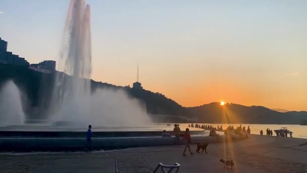 Time Lapse Water Fountain Beautiful Sunset View Dramatic Sky Point — Stockvideo