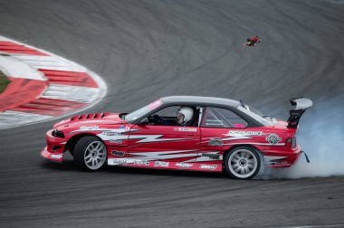 Navarra pistinde kırmızı Bmw E36 akıntısı