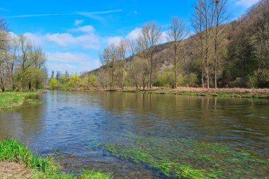 Ren-Siegkreis 'de Herchen adında bir yerin yakınındaki Kuşatma adlı nehrin manzarası, Kuzey Ren-Westphalia, Almanya, mavi bulutlu gökyüzü