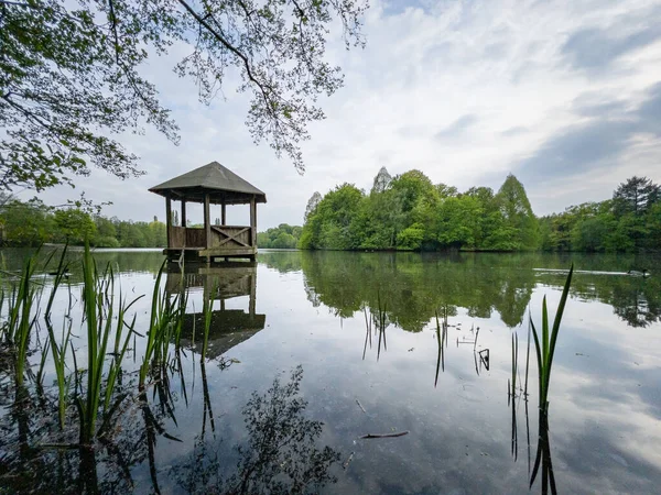 Mesmerizing View Transparent Pond Water Reflections Green Trees Wooden Pavilion — Foto de Stock