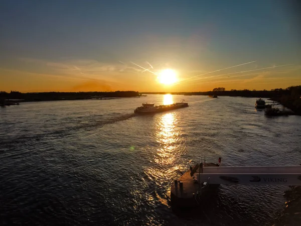 日落时游船在湖水上的高倾角镜头 — 图库照片