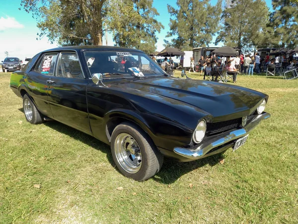 Stary Czarny Ford Maverick Czterodrzwiowy Sedan 1971 1977 Zaparkowany Wsi — Zdjęcie stockowe