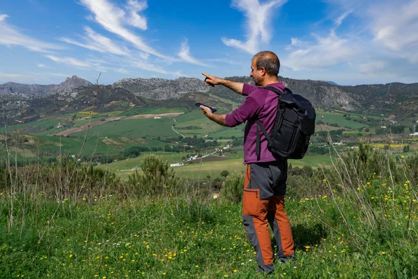 Man Backpack Man Orienting Himself Mountains His Mobile Phone Mountain — Foto de Stock