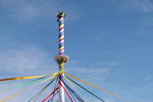 Low Angle Shot Maypole Colorful Strings Countryfile Live Oxfordshire — Foto Stock