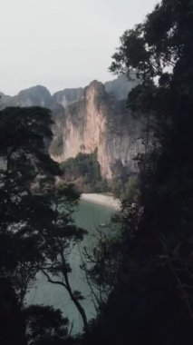 A 4K of the boats sailing in the coast
