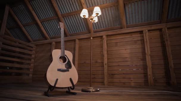 Western Acoustic Guitar Guitar Stand Standing Next Floor Lamp Dolly — Stockvideo