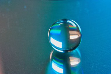 Yansıması olan aynalı bir küre görüntüsü