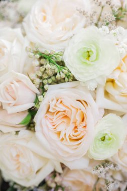 A vertical closeup of a composition of roses as wedding decorations