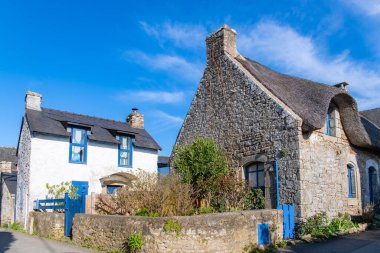 Brittany, Morbihan körfezindeki Ile aux Moines adası, tipik bir kır evi.