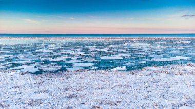 Güneşli bir günde güzel bir deniz fotoğrafı.
