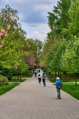 Poznan, Polonya 'daki Rataje parkında yürüyen insanlar.