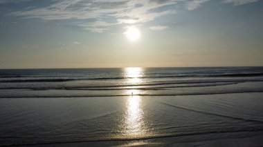 Okyanusun üzerinde güzel bir gün batımı manzarası