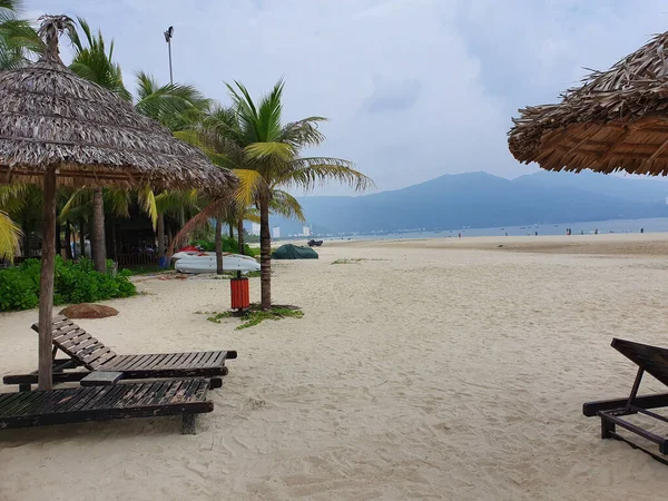 Beautiful Landscape Tropical Beach Straw Umbrellas — Zdjęcie stockowe