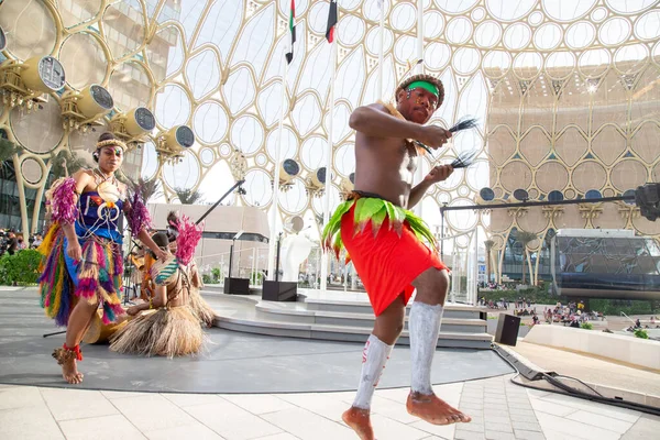 在2020年世博会上 巴布亚新几内亚岛的第一批民族舞蹈家身穿传统服饰 头戴羽毛 头戴鲜艳的彩绘 Ocra — 图库照片