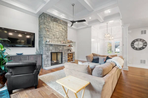 居心地の良い家具付きのモダンなデザインのリビングルーム — ストック写真