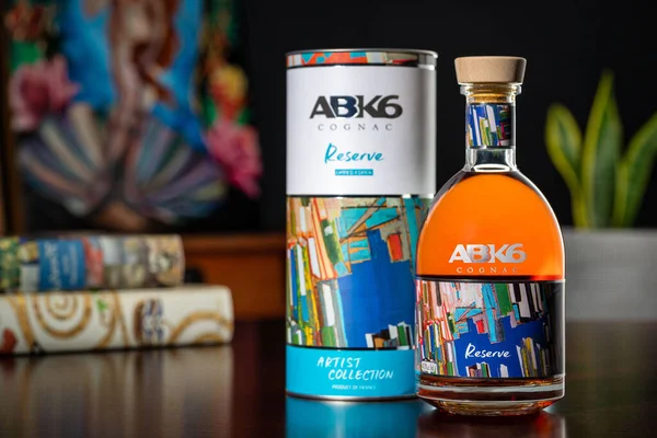 Closeup Abk6 Cognac Reserve Artist Collection Wooden Able Colorful Decorations — Stockfoto