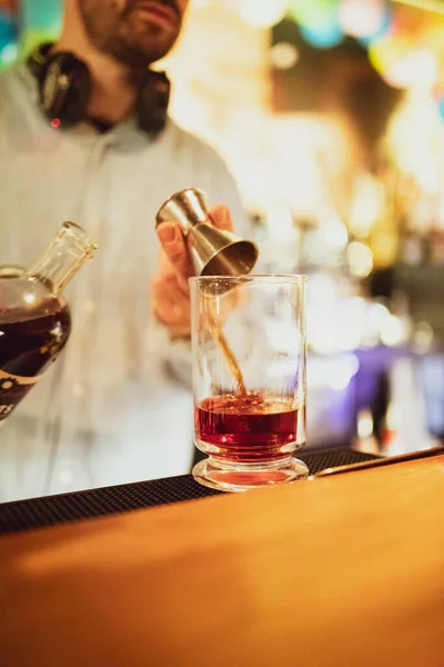 Vertical Shot Alcoholic Drink Pouring Glass Cup Barman Pub — Fotografia de Stock