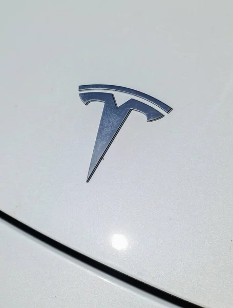 Логотип Tesla Капоте Белого Автомобиля Tesla — стоковое фото