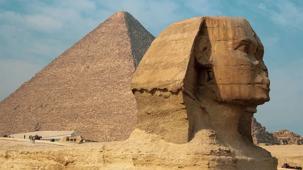 青空を背景に大スフィンクスギーザと大ピラミッドの側面図 — ストック写真