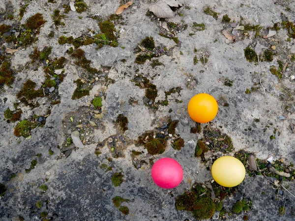 Drie Gekleurde Paaseieren Een Steen — Stockfoto