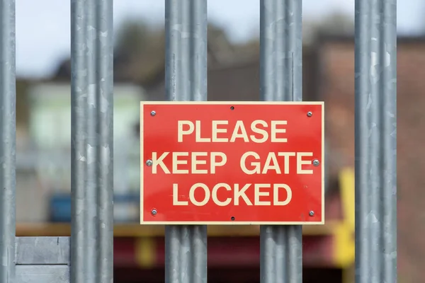 Red Sign Metal Gate Asking Please Keep Gate Locked Sculthorpe — 图库照片