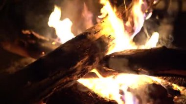 Aesthetically pleasing campfire footage shot in the Australian bush