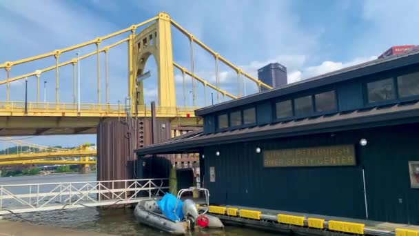 City Pittsburgh River Safety Center Pittsburgh Pennsylvania Roberto Clemente Bridge — Stockvideo