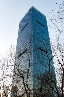 Şangay 'da mavi gökyüzünün altında güzel bir modern bina manzarası.