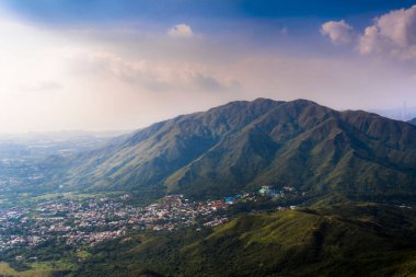 Dağlı ve topraklı doğal bir manzara