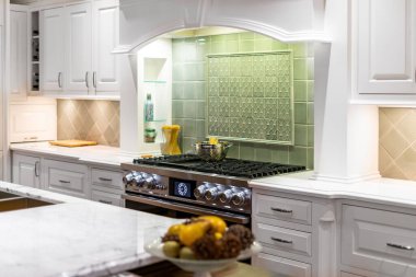 Bir evin modern iç mekanına yakın çekim.