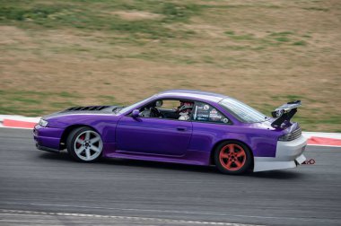 Nissan Silvia S14 yarış pistinde sürükleniyor