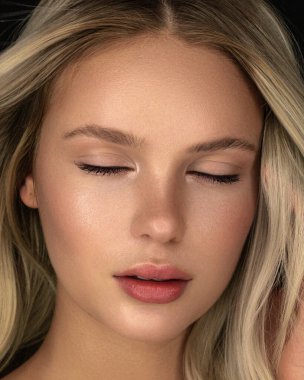 Beyaz, genç ve çekici bir kadının dikey portresi.