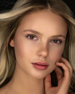 Beyaz, genç ve çekici bir kadının dikey portresi.