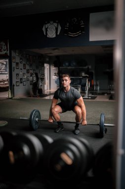 Beyaz bir adamın spor salonunu kullanırken dikey bir fotoğrafı.