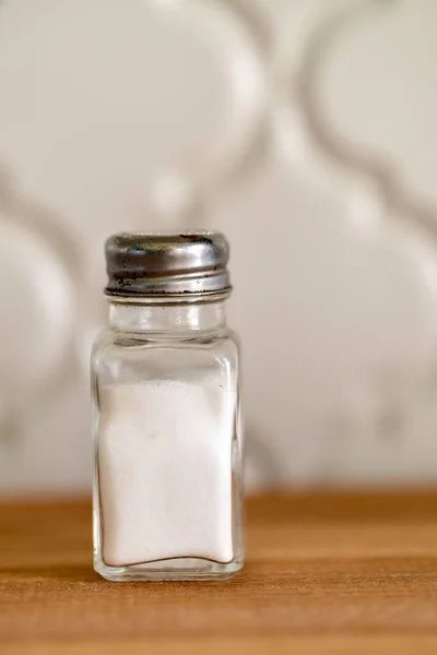 Vertical Shot Salt Transparent Glass Shaker — Stockfoto