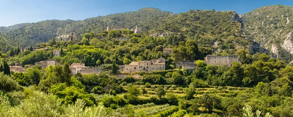Provence 'de Goult, dağda tünemiş bir köy, tipik bir sokak.
