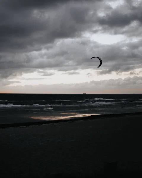 Plano Vertical Una Playa Con Kiteboard Durante Atardecer Nublado — Foto de Stock