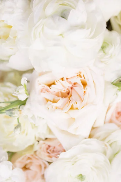 白いバラの花束のクローズアップショット — ストック写真