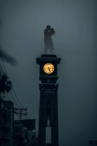 Vertical Silhouette Kissing Couple Satellite Town Clock Tower Rawalpindi Pakistan — Φωτογραφία Αρχείου