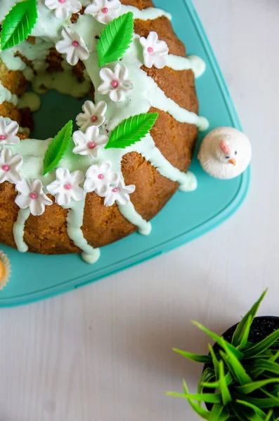 Ev yapımı şık Paskalya bademli keki.