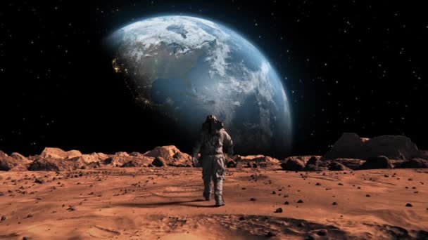 遠くに輝く地球を持つ火星を歩く宇宙飛行士の3Dレンダリング — ストック動画