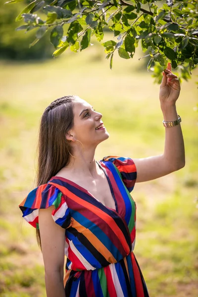 Una Bella Femmina Caucasica Posa Una Foto Campo Una Giornata — Foto Stock