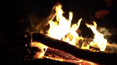 Aesthetically pleasing campfire footage shot in the Australian bush