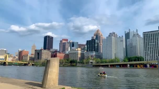 Pittsburgh River Waterfront Panning Right Panoramic View Summer — 비디오