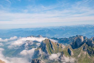 İsviçre 'de sıcak havalarda güneşli mavi gökyüzünün altındaki Santis Schwagalp Dağı manzarası