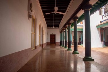 Karaikudi, Tamil Nadu, Hindistan yakınlarındaki Chettinad 'da eski bir ev.